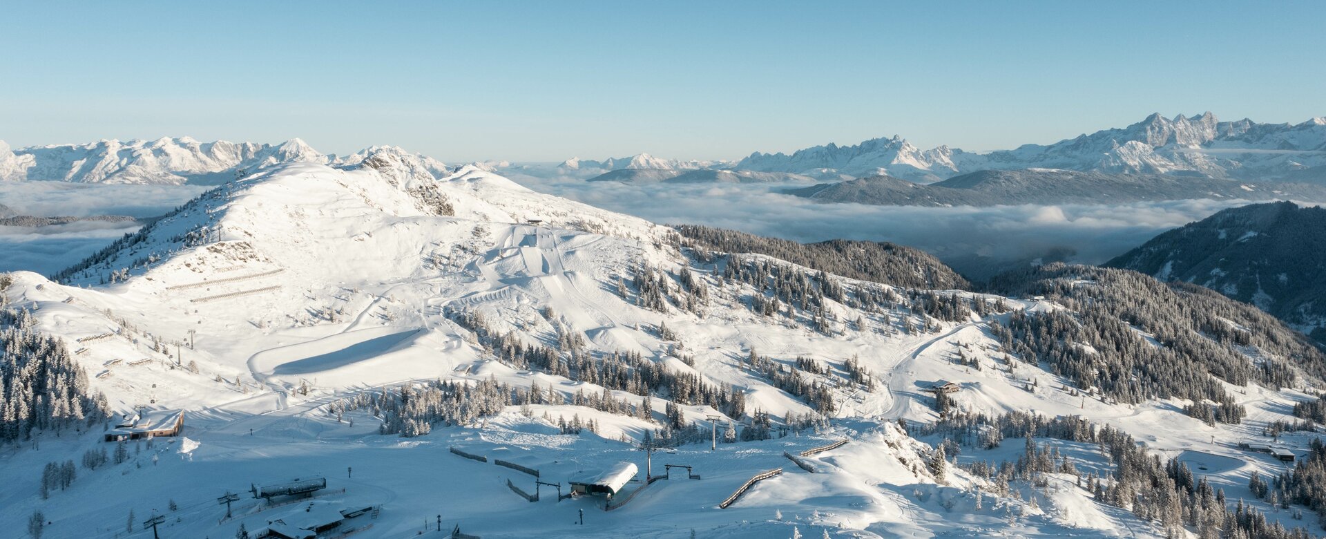 verschneites Skigebiet von oben mit diversen Liften und Pisten | © Shuttleberg GmbH & Co KG